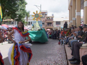  Una de las bailarinas de la Unidad Educativa Santa Isabel, a su paso frente a la tribuna de honor, en la demostración de su arte .(AZD)