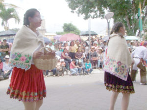 Estudiantes de la parroquia Shaglli con uno de los trajes típicos de la Sierra, que incluye el paño de lana de borrego y sus bordados. (AZD) 