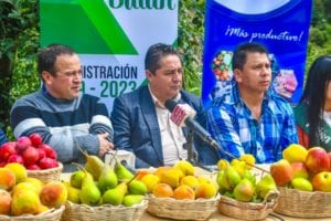  En la rueda de prensa de ayer en Padrehurco, René Barrera (I) y el alcalde Raúl Delgado, y otros dirigentes.(AZD) 