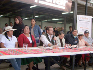 El prefecto Yaku Pérez (3D), junto a la viceprefecta Cecilia Méndez, en la mesa directiva durante el acto,(AZD)