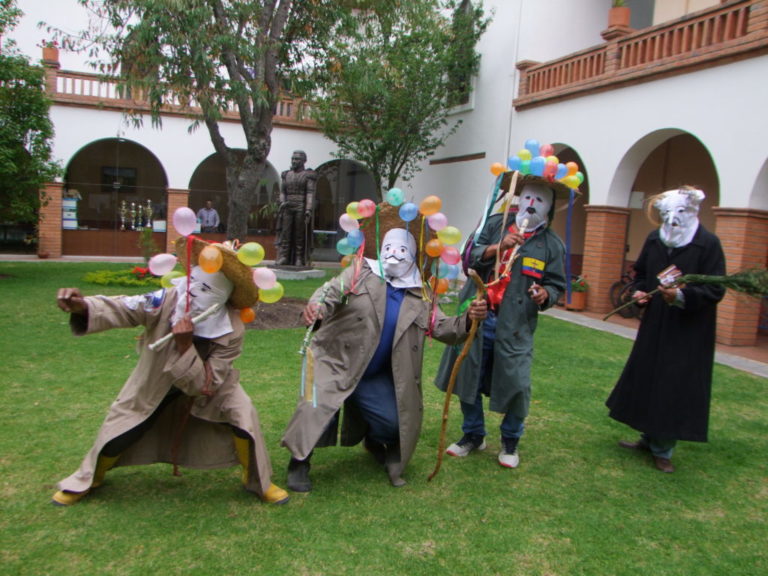 Los rucos de Nulti, expusieron parte de su danza, en el patio de la Casa de la Provincia.(AZD)