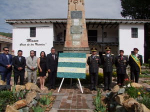 Las autoridades municipales, acompañadas de oficiales colocaron su ofrenda floral en la Casa de los Tratados.(AZD)