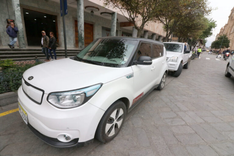 Compra de auto y revisión de tarifas en planes de empresas municipales