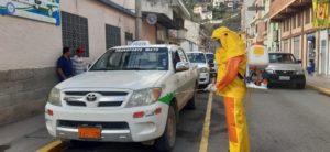 En el cantón Paute, se trabajó en la fumigación de unidades de transporte y en los mercados.(Cortesía)