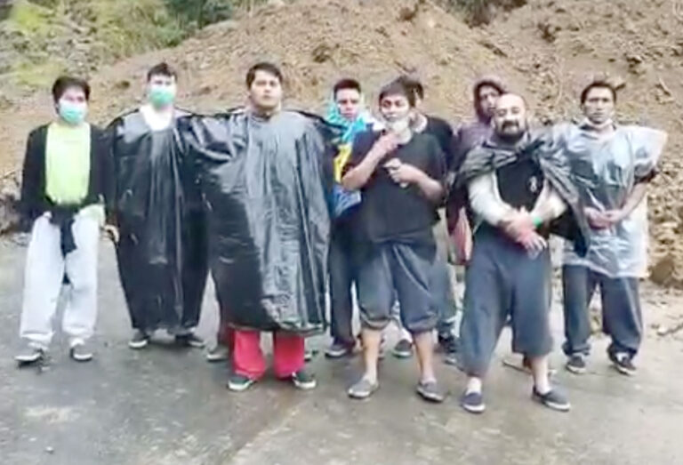 Migrantes deportados de EE.UU., llegaron a pie a Molleturo