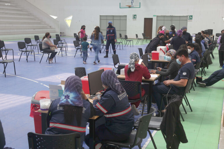 En Cuenca, al igual que en el país, se implementa una campaña masiva da vacunación para contrarrestar el aumento de contagios registrados las semanas recientes.
