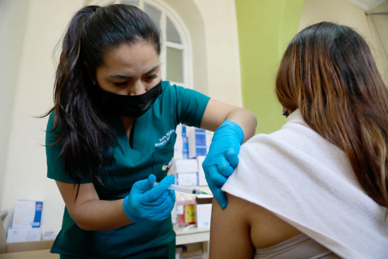 Solo un 18 % en Azuay tiene cuarta dosis contra la Covid-19