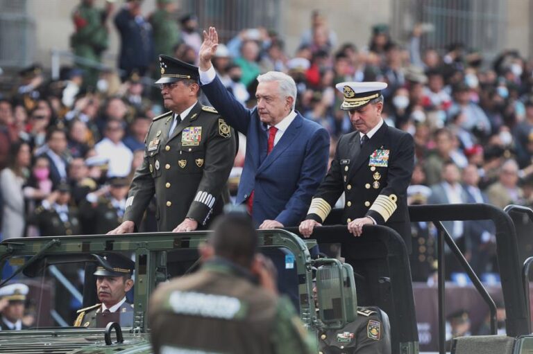 López Obrador pide paz mundial en desfile militarista de Independencia