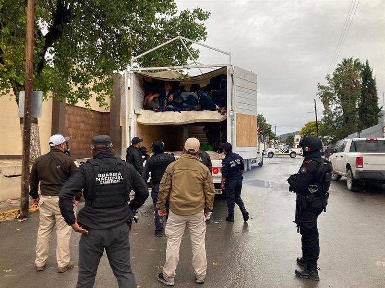 Hallan a más de 250 migrantes hacinados en un tráiler en el sur de México
