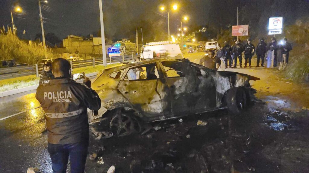  Un vehículo fue quemado en el sector Carmen de Guzho, por ser utilizado en un presunto acto delictivo. KOQ