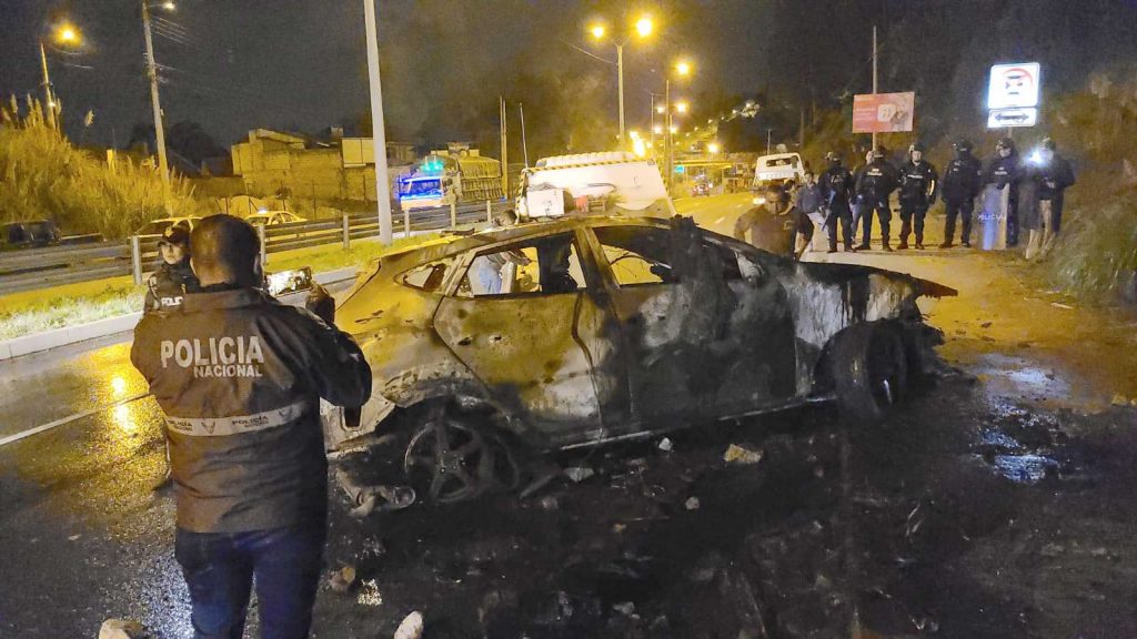 Un vehículo fue quemado en el sector Carmen de Guzho, por ser utilizado en un presunto acto delictivo. KOQ