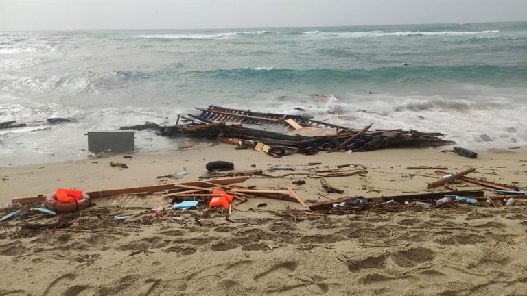 Un centenar de personas han muerto en el naufragio de Calabria, según la OIM