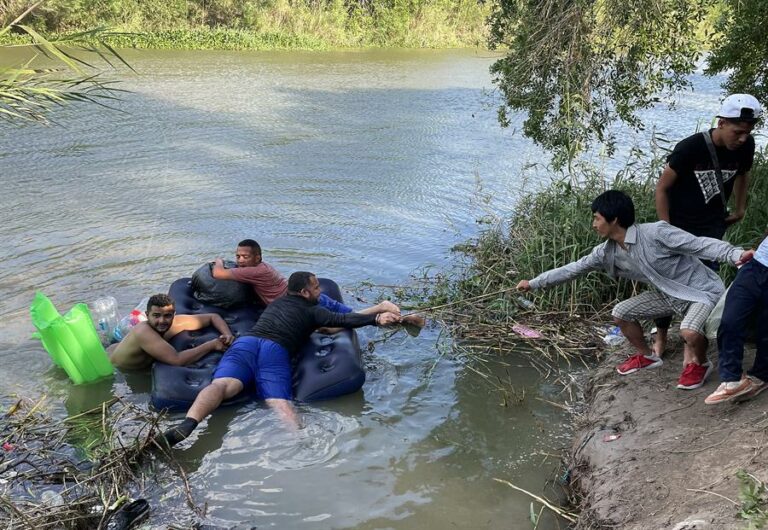 Migrantes en México se lanzan al río Bravo por desesperación de llegar a EEUU