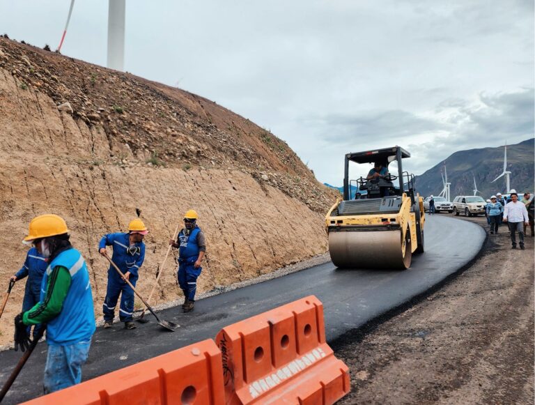 Asfaltado en la vía a proyecto Minas de Huascachaca