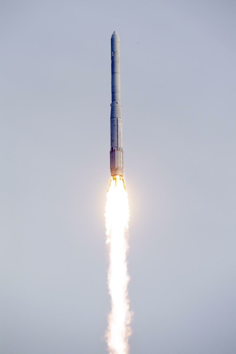 Corea del Sur completa el lanzamiento de su cohete Nuri para poner satélites en órbita