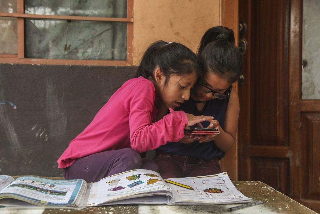 El internet amplía el acceso a la educación, permite aprender desde cualquier lugar y fortalece habilidades con recursos digitales actualizados.