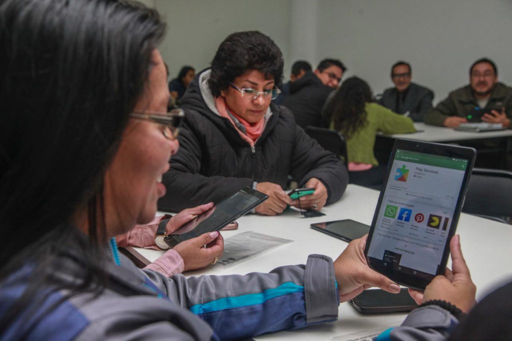 El acceso a internet permite el teletrabajo y conecta a los profesionales con oportunidades sin importar su ubicación geográfica.