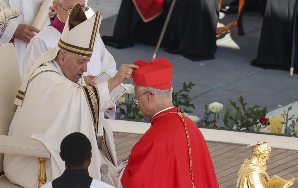 El 30 de septiembre de 2023 Robert Francis Prevost recibe su birreta al ser nombrado cardenal por el Papa Francisco.
