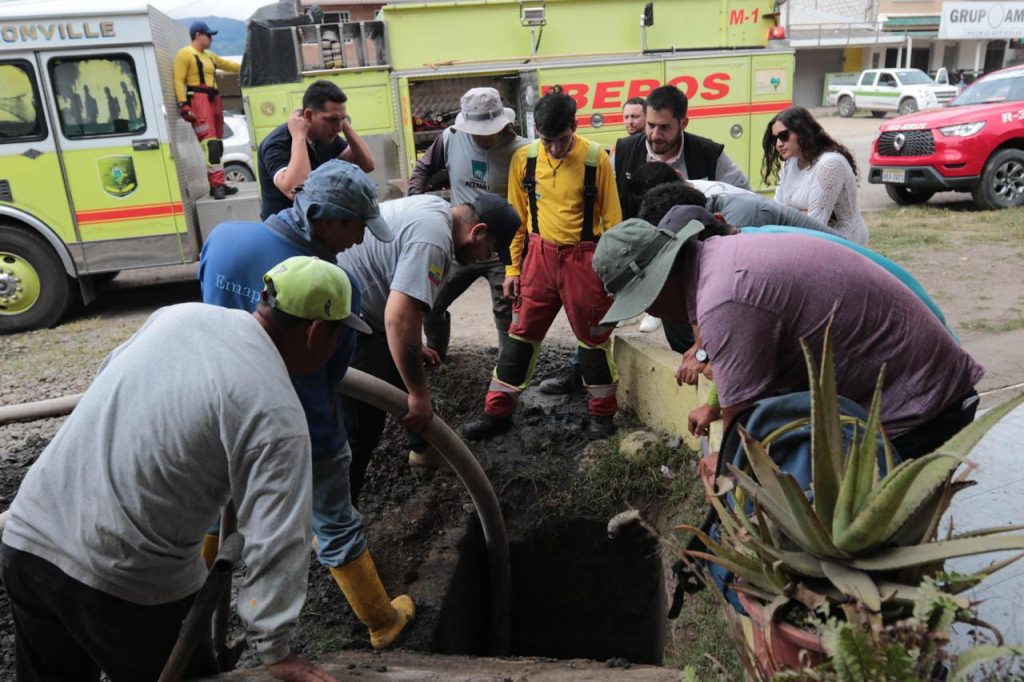 El Municipio de Santa Isabel y el Cuerpo de Bomberos intervienen en la zona de El Ramal para tratar de canalizar el agua de vertientes.