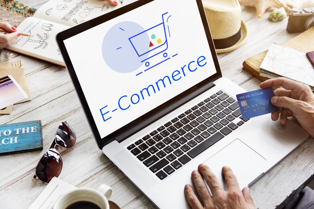 El internet impulsa el comercio digital, permite vender productos en línea y acceder a nuevos mercados sin necesidad de una tienda física.