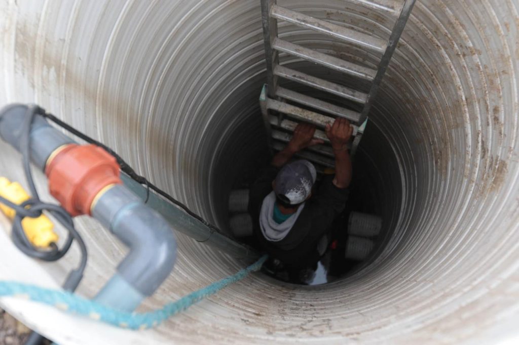 Dueños del Paradero Yunguilla construyen una especie de drenaje para evitar que el agua afecta más a este local.