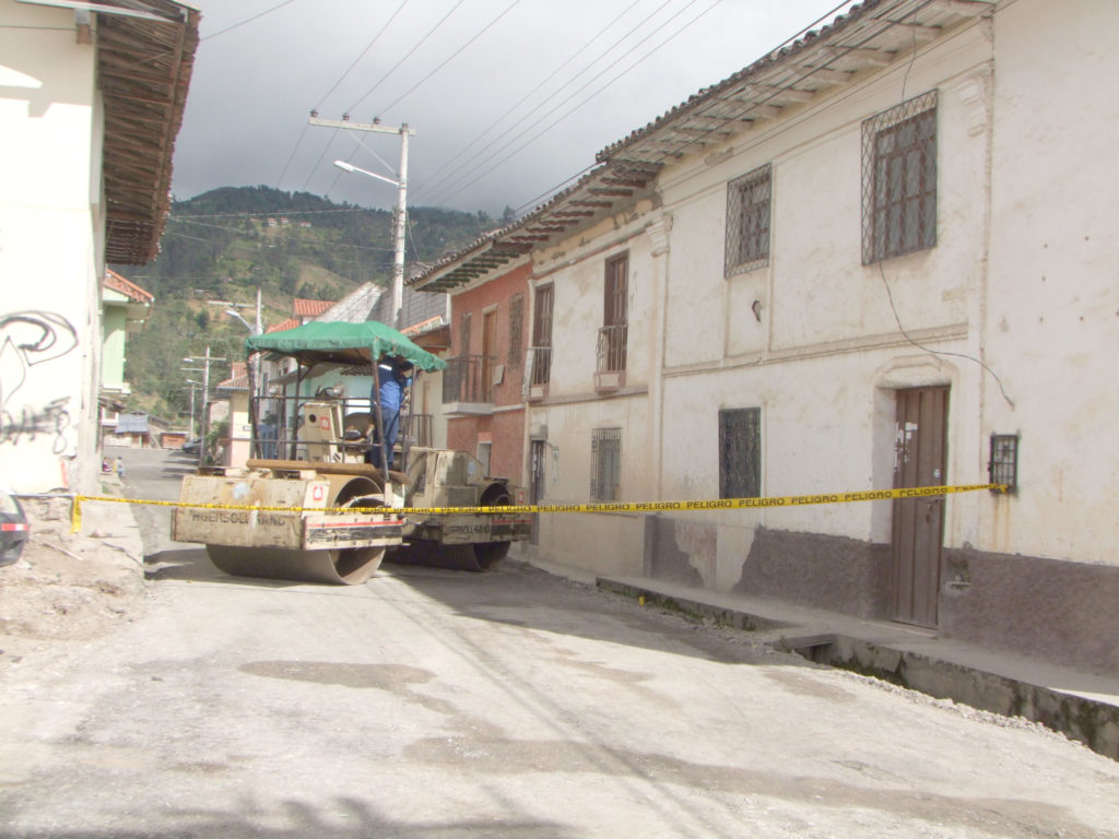 Con financiamiento de la Prefectura y el Municipio, está casi listo el doble tratamiento bituminoso, de la vía Gualaceo-Uzhar-San Juan. Trabajos finales en el centro parroquial. (AZD)