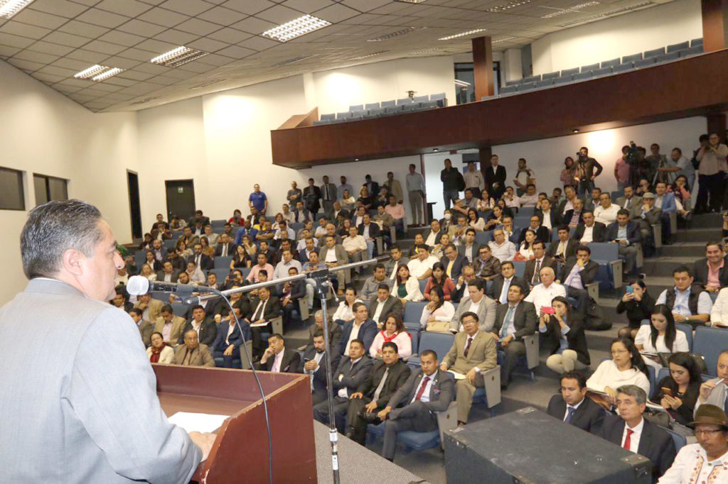 El alcalde de Paute Raúl Delgado, presidente de AME, se dirige a los alcaldes asistentes a la cita de ayer en Quito. (Cortesía)
