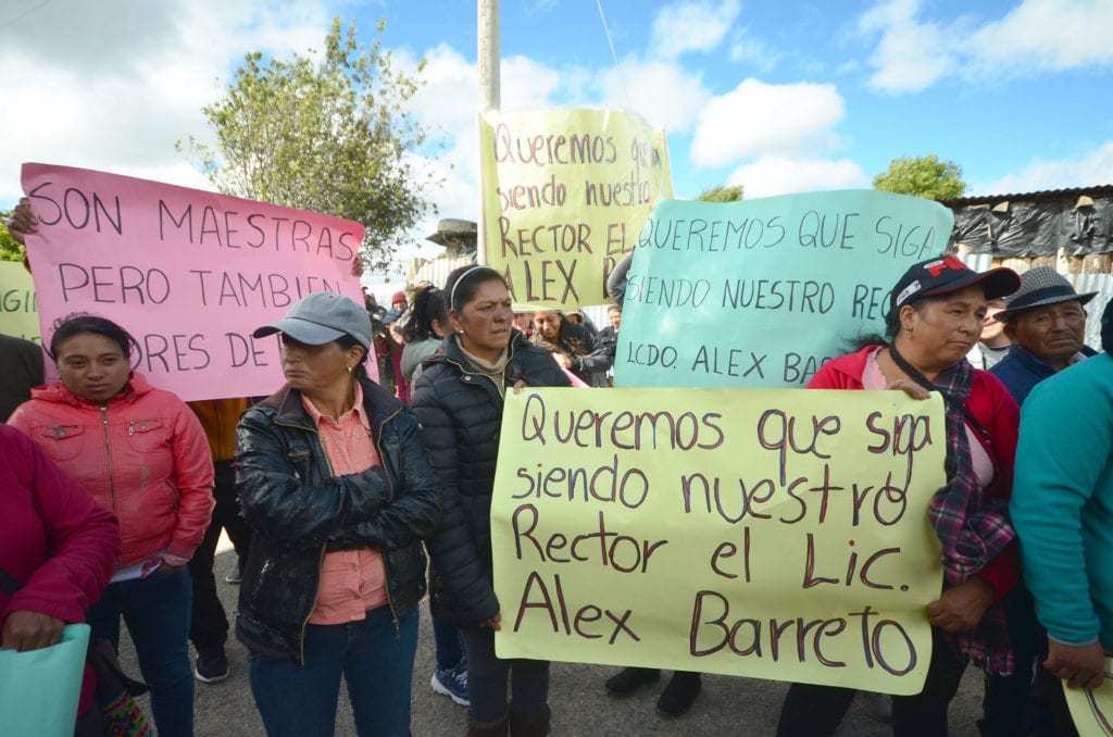 Con carteles, los padres de familia exigían a las autoridades, se tomen correctivos en el plantel. (FMV)
