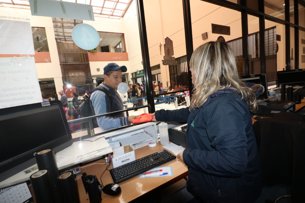 Atención en el hospital José Carrasco Arteaga se da de forma normal tras descartar posible caso. PSR
