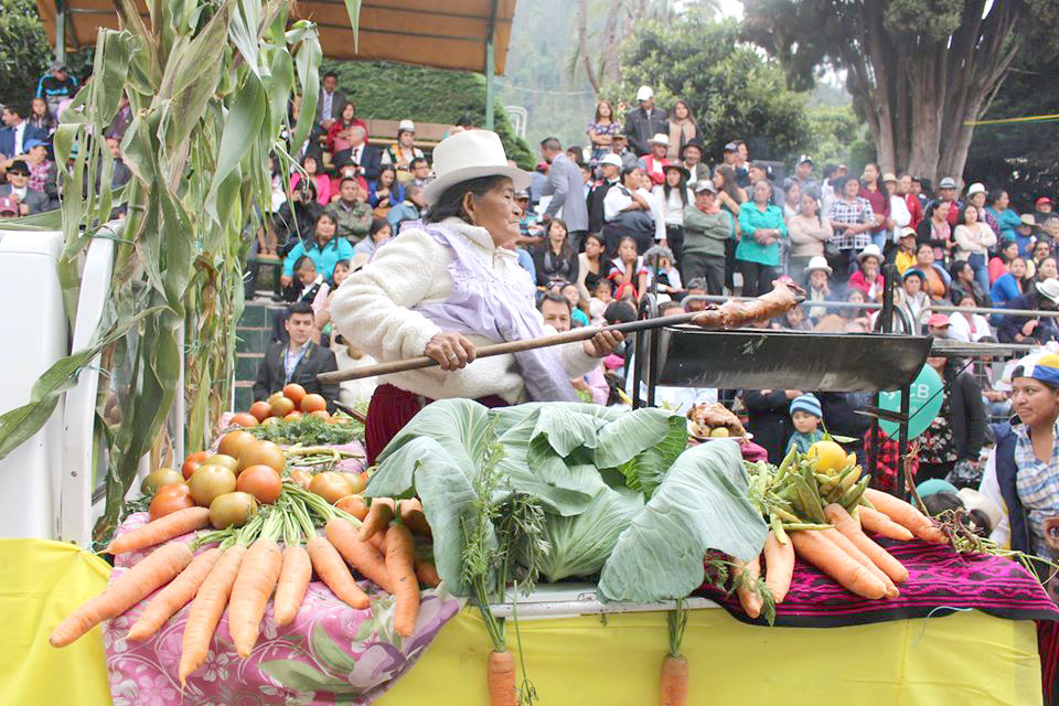 El carro alegórico de una de las delegaciones de comunidades del área rural de Guachapala, en el desfile.(Cortesía)