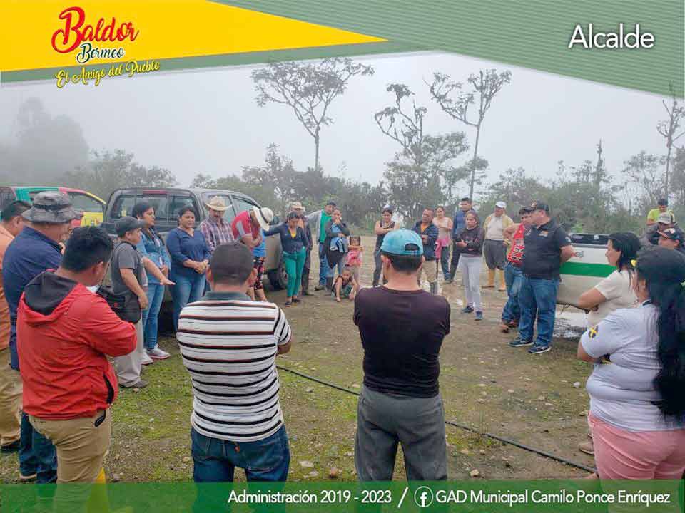 Autoridades, técnicos y moradores, en el predio en el que se prevé construir la cancha.(Cortesía)
