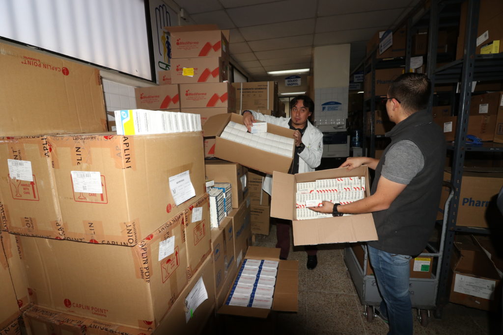 Ismael Sarmiento y Fabián Criollo, funcionarios del IESS en la bodega central (foto referencial)