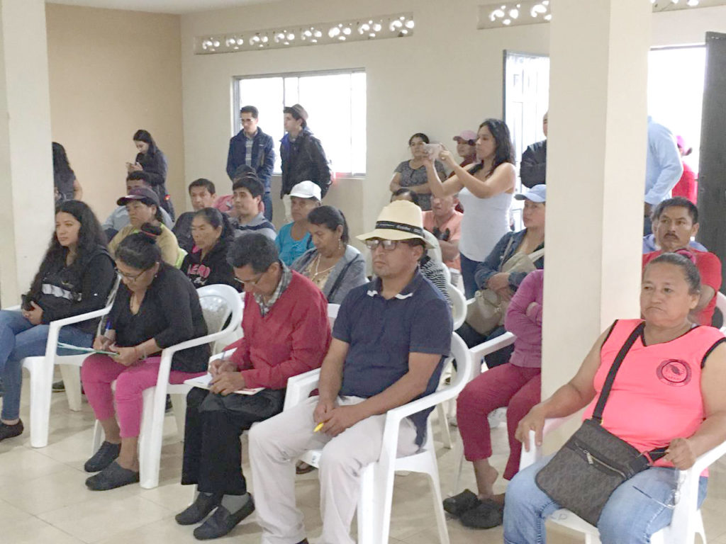 Moradores molleturenses, en la reunión de trabajo con la delegación municipal.(AZD)