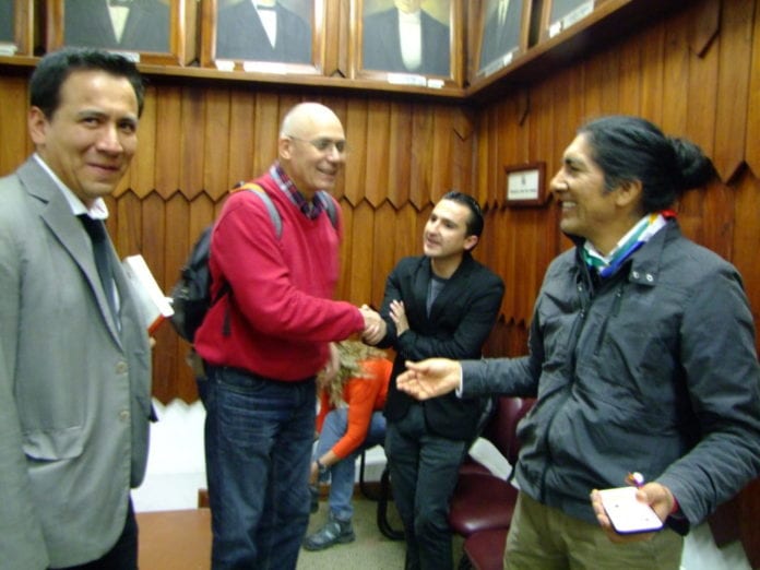 El prefecto Yaku Pérez saluda con activistas antimineros invitados a la rueda de prensa, en el auditorio de la facultad de Jurisprudencia.(AZD)