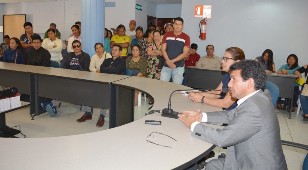 El prefecto Cléver Jiménez. dialoga con ciudadanos que llegaron a la institución en busca de trabajo.(Cortesía)