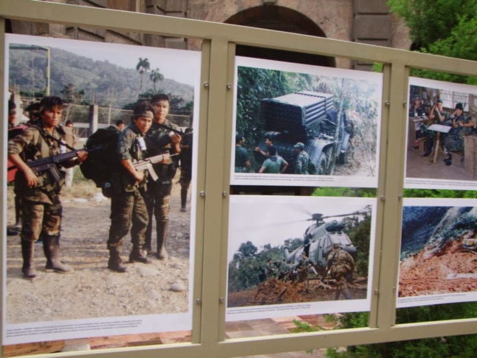 En la primera foto están algunos soldados shuar que guiaban a las tropas de Ecuador en el área del conflicto.(AZD)