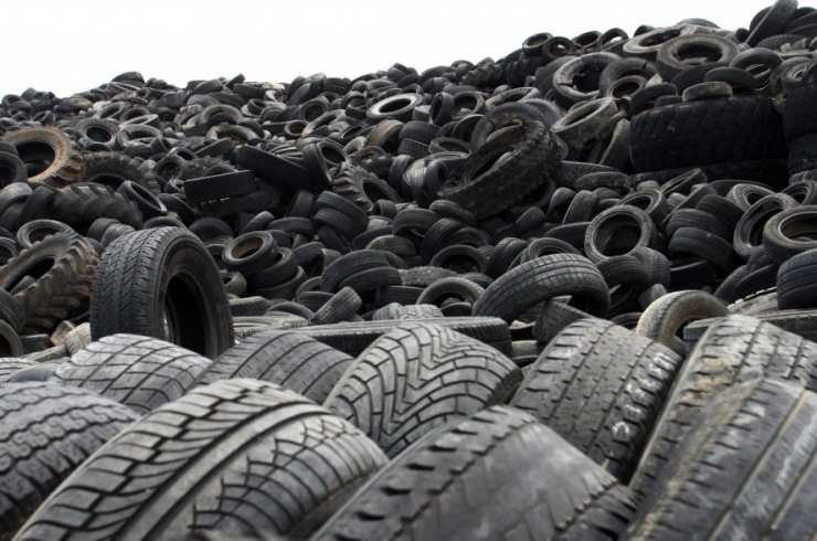 Dos de las 24 provincias de Ecuador libres de neumáticos usados