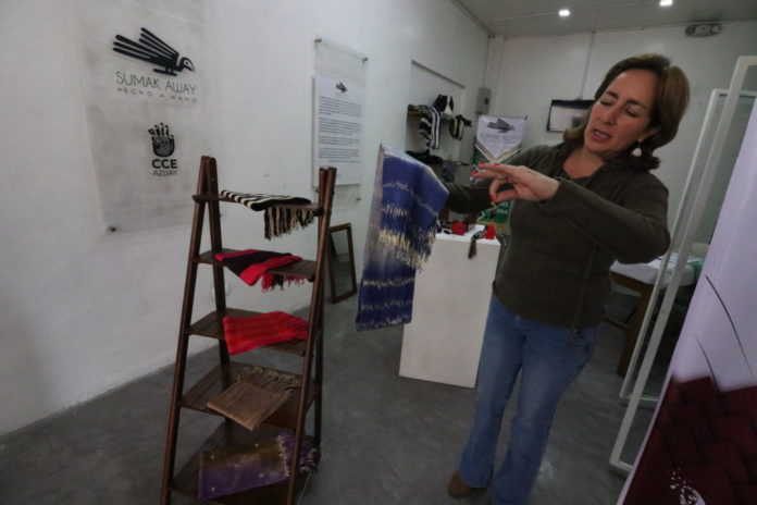 Ximena Samaniego muestra el proceso de la técnica Ikat para la elaboración de sus prendas.