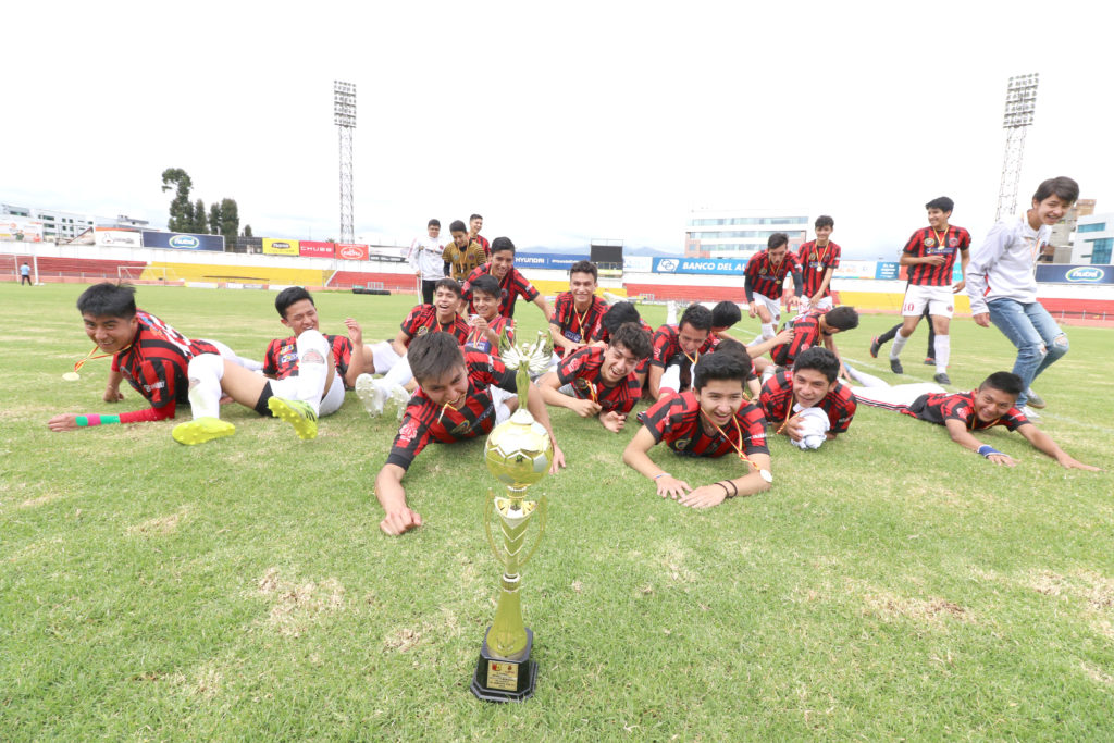 La celebración de los “Tigres” de la Sub 16, no se hizo esperar, padres de familia y cuerpo técnico se sumaron posterior a los festejos. PSR