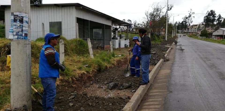Como parte de los compromisos, para construir el acceso sur a Cuenca, la Prefectura inició la construcción de veredas en Turi-Tarqui.(Cortesía)