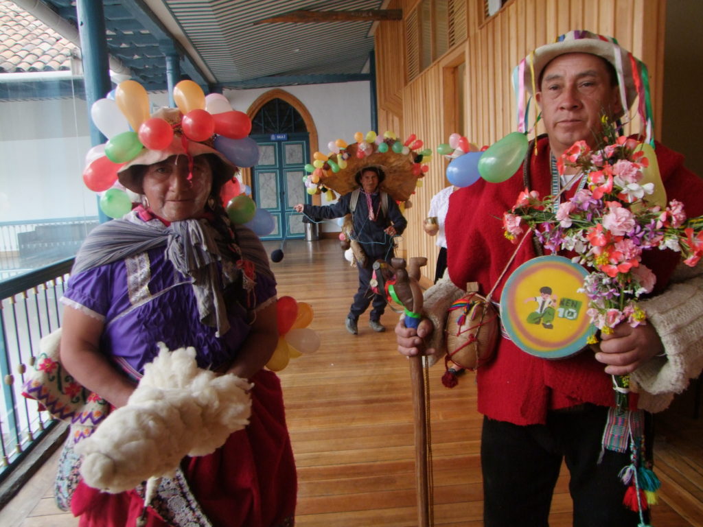 Carmen Punín y Mesías Chuqui, Taita y Mama Carnaval, expusieron su cultura, apoyados por los Pucaras.(AZD)