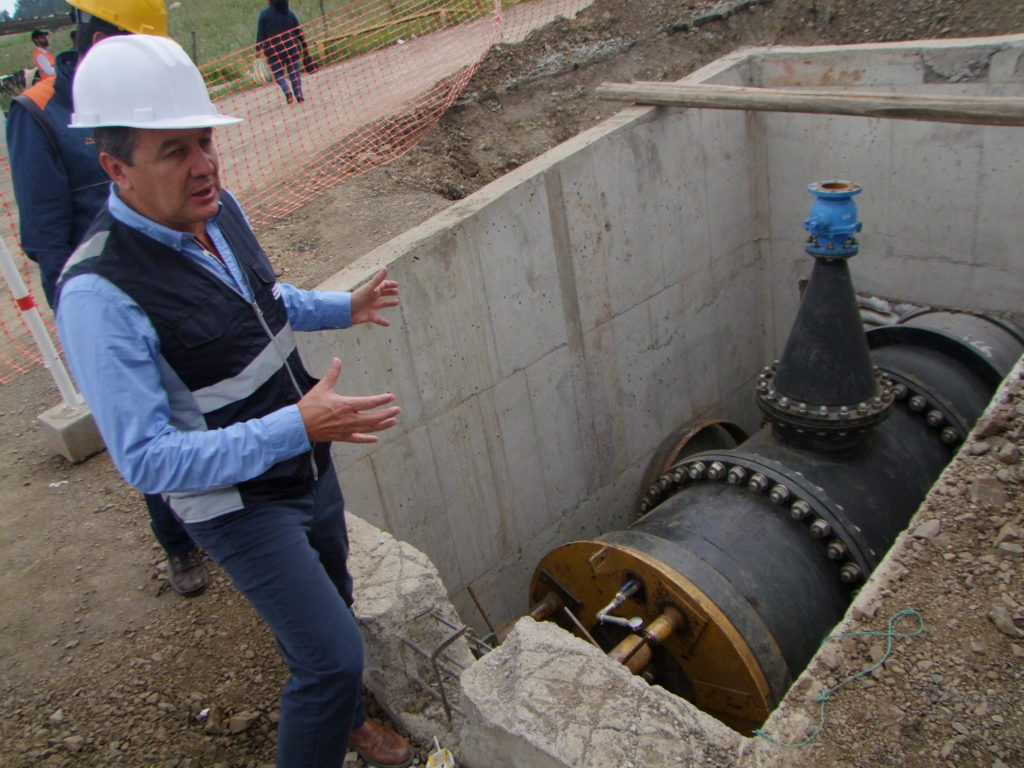 El contratista Patricio Rodas Barzallo, explica el funcionamiento de la cámara 9 que ya pasó las pruebas.(AZD)