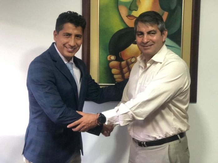 El alcalde de Morona, Franklin Galarza y el gerente de Avioandes, Pablo Ochoa.(Cortesía)