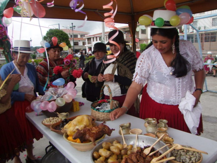 Con sus adornados sobreros, las mujeres tarqueñas expusieron parte de la gastronomía que ofertarán en la feria de Carnaval.(AZD)