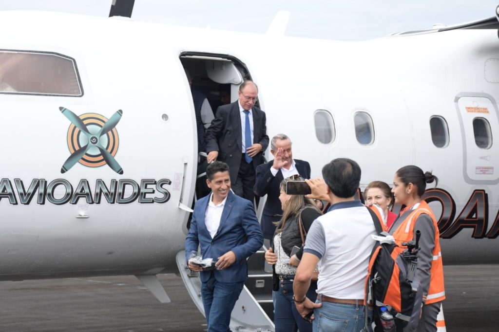 El alcalde Franklin Galarza (I), y otros pasajeros, al arribo del avión a Macas.(Cortesía)