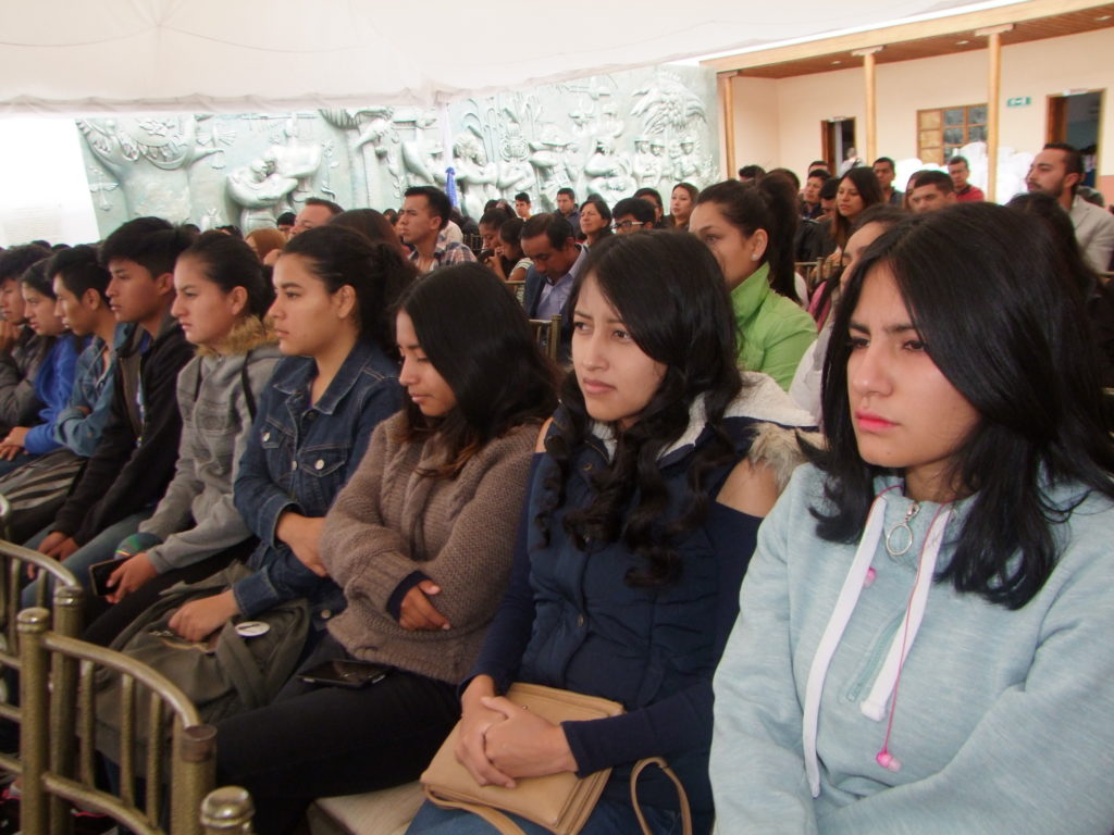 Jóvenes participantes del programa de presentación de los resultados del estudio.(AZD)