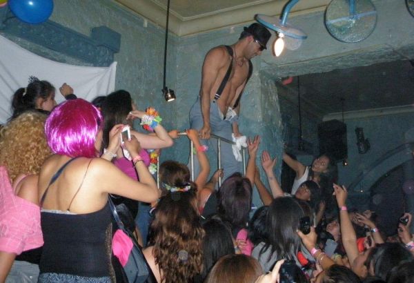 Comadres celebran carnavales con strippers en Bolivia
