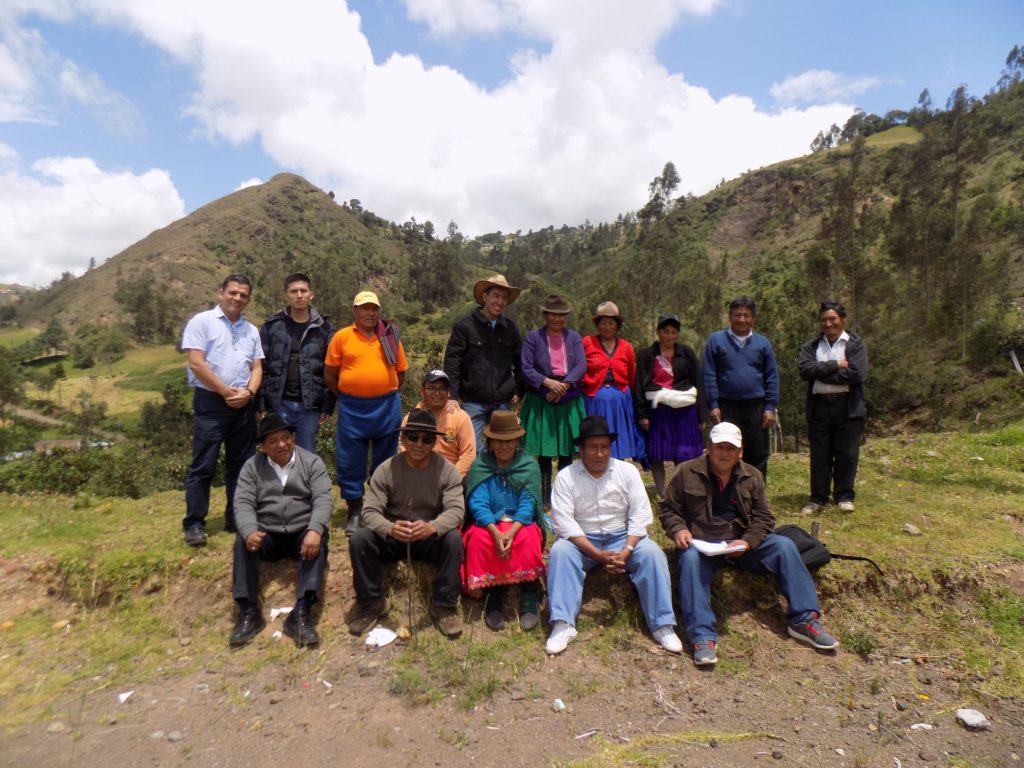 Personas involucradas en el proyecto junto a habitantes de la comunidad beneficiaria.(Cortesía)
