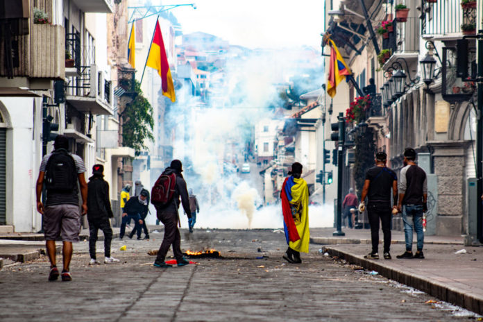 Imagen de los manifestantes en el Centro Histórico de Cuenca, captada por Rafael Idrovo. Cortesía.