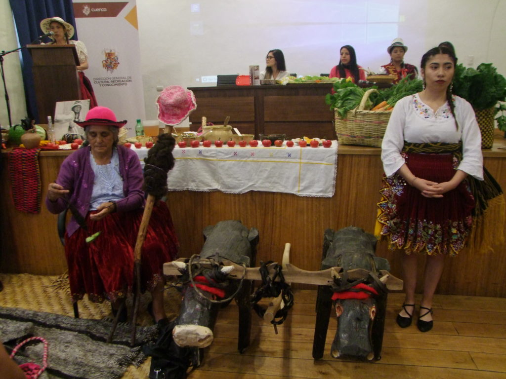 Una mujer hilaba la lana de borrego, durante el acto de presentación de la guía y el video promocional.(AZD)